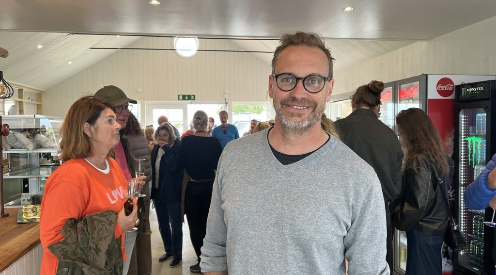 Jonas Persson öppnade sin andra rörelse i Skanörs Hamn och tog namnet från Kaptensgården med sig.