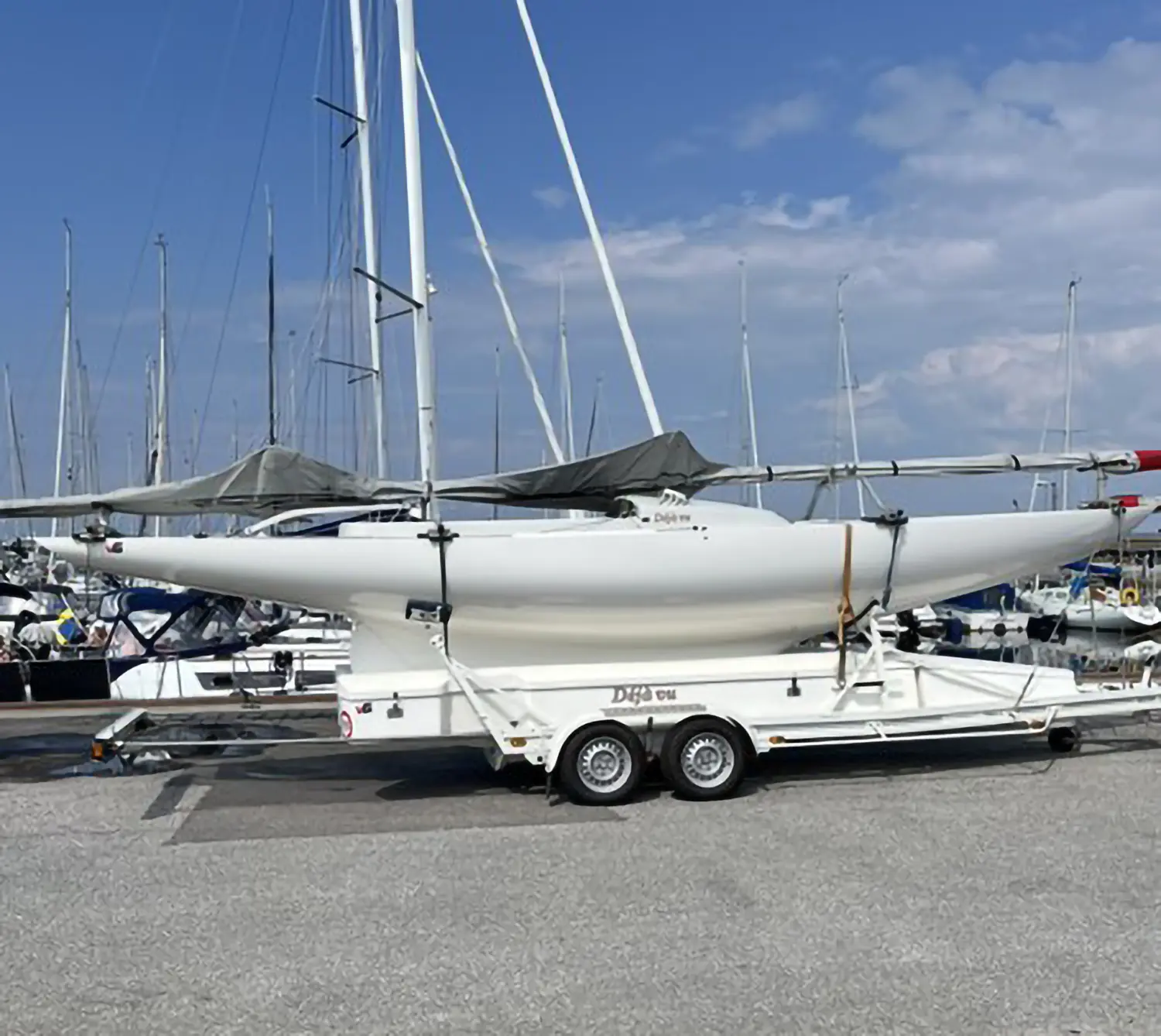 Första drakbåtarna har anlänt inför nästa veckas stora tävling. Sammanlagt 38 från 11 nationer ska få plats, med båtvagnar, bilar, besättningar och följen.