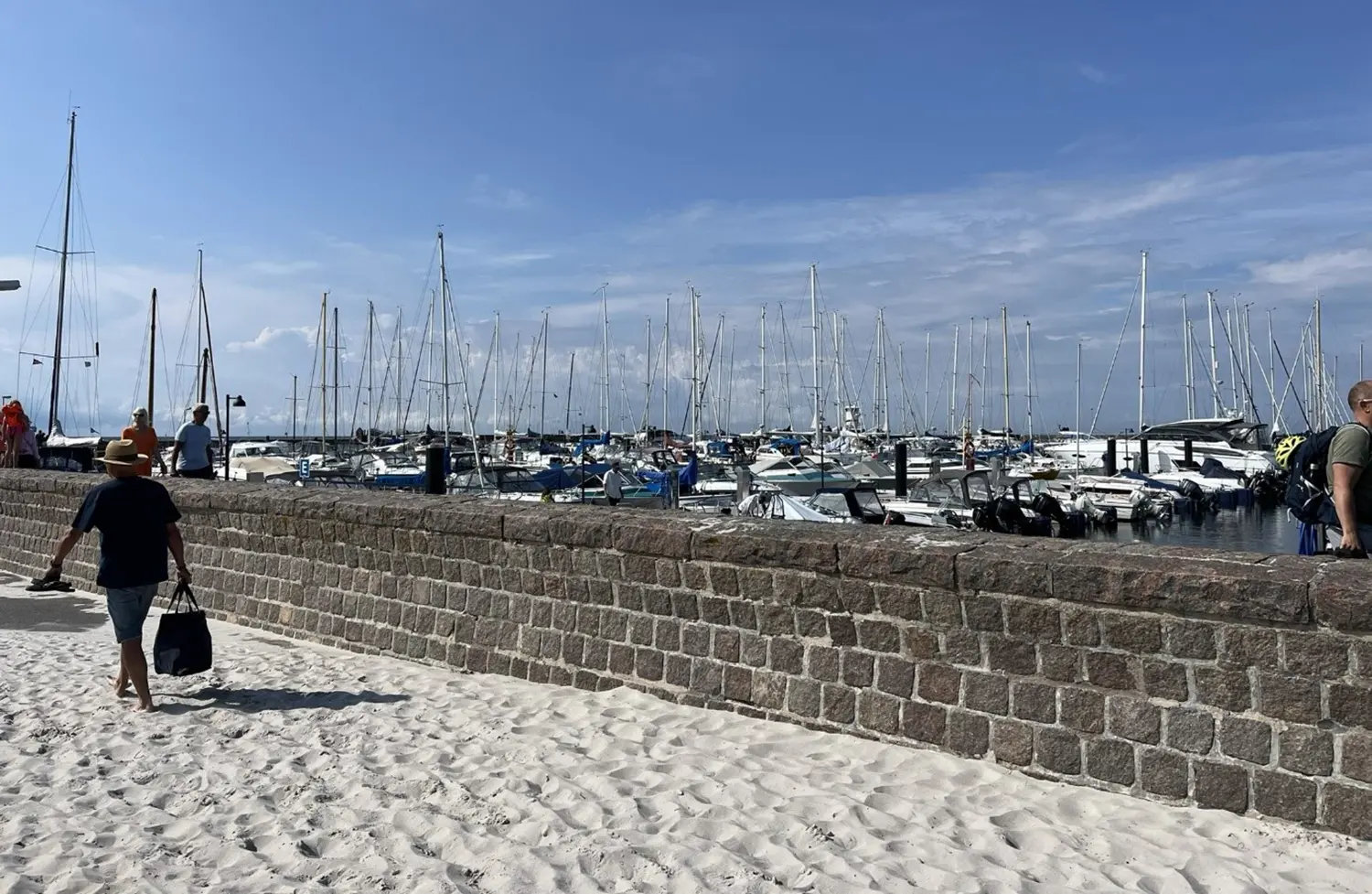 15: juil:  hamnen späckad av båtar och sanden full av fotavtryck.