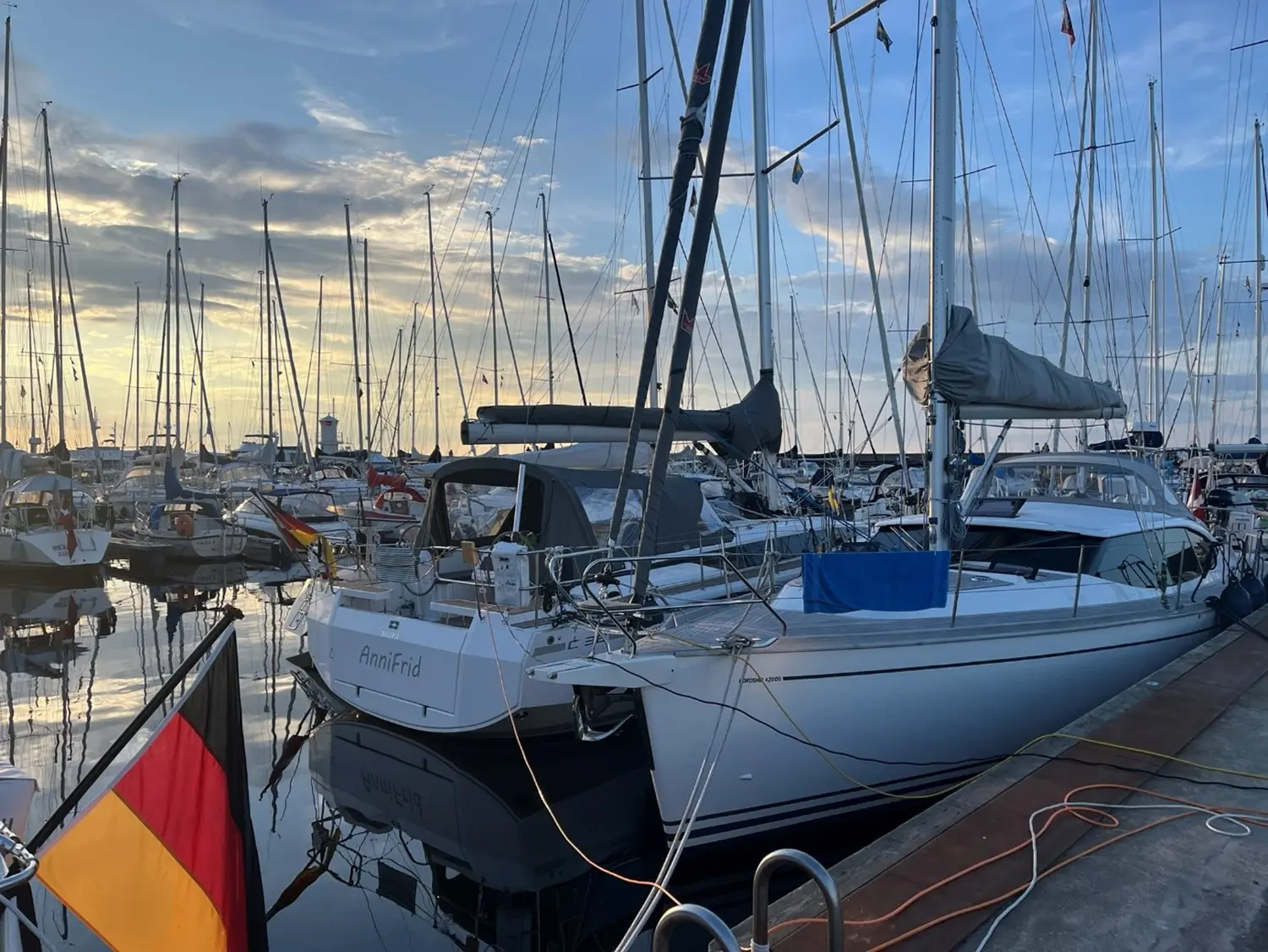 Fullt av gästbåtar i den fina sommarkvällen.