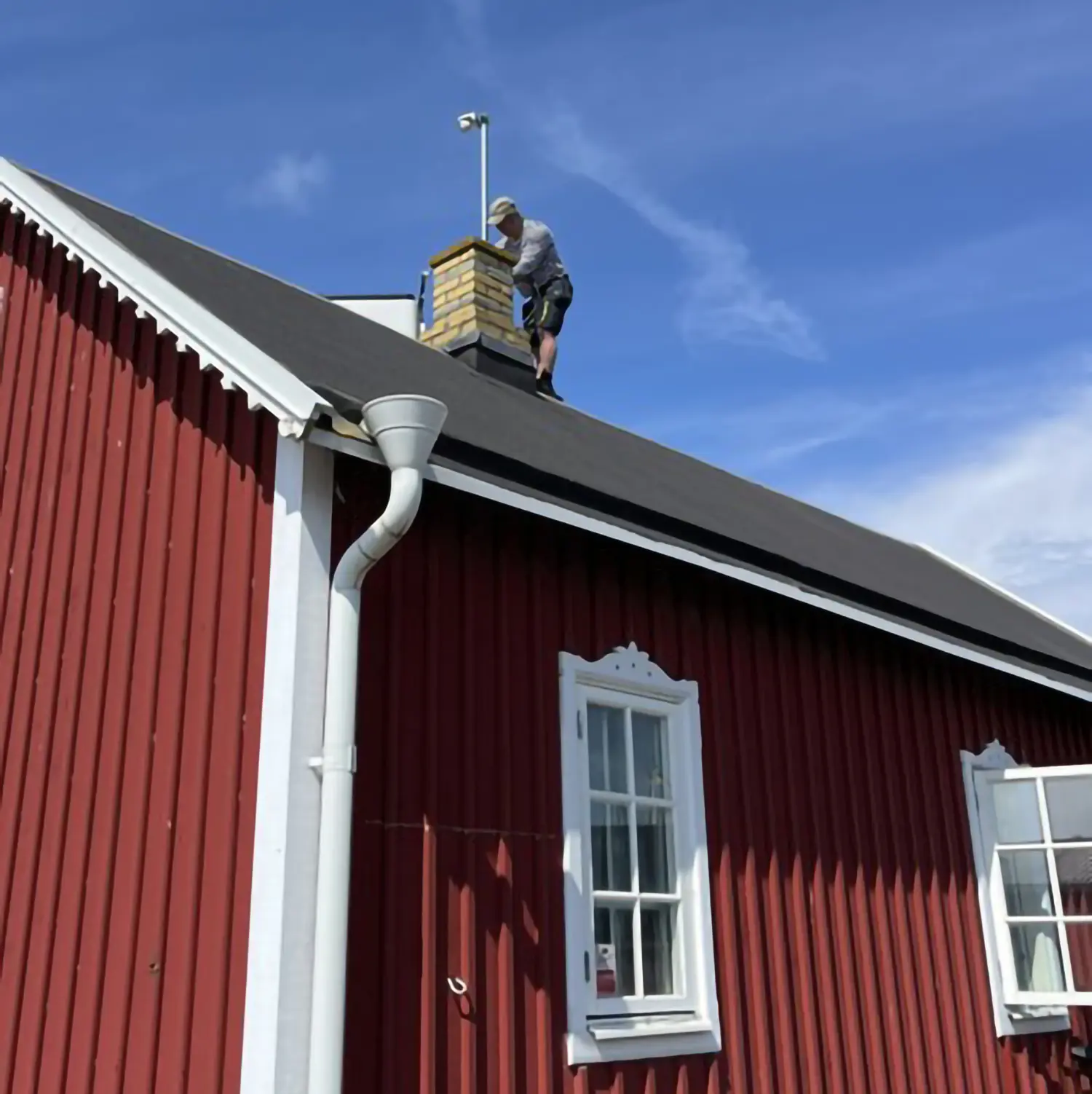 Kablar på plats för övervakning av hela hamnen, även hoddorna och ytorna innanför kajen.