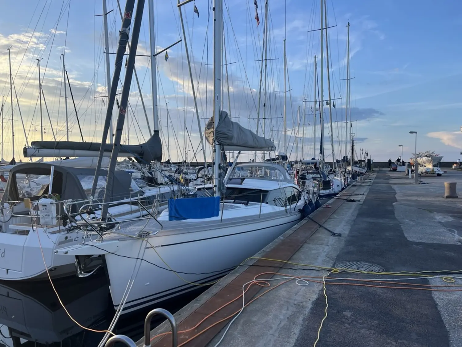 Båtar i flera led. Till höger på bilden väntar de första drakarna på sin sjösättning.