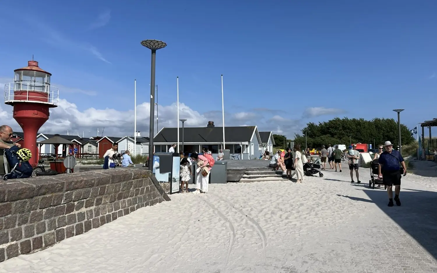 Ett vimmel av sommarglada människor vid dansbana och fyr. På fredag kväll blir det musik här.