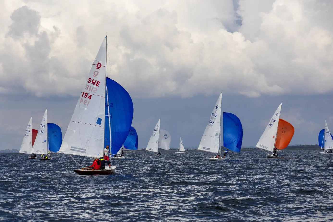 Dålig vind och regnskurar försenade fredagens tävling, men det blev ändå två race.
