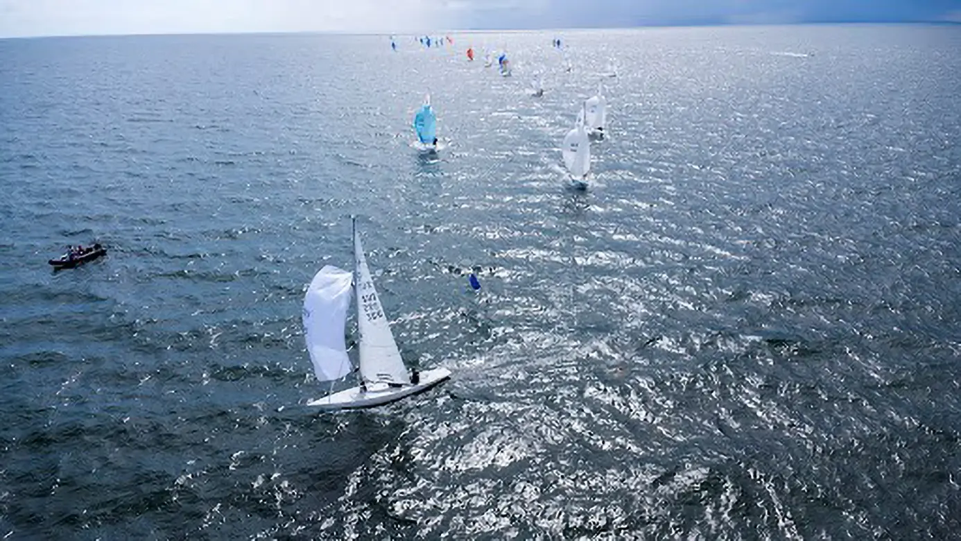 Det var en ståtlig syn när alla drakar närmade sig hamnen efter fyra dagars seglingar. På pirarna applåderade publiken både tävlingsdeltagare och funktionärer (Foto: Max Klintman för Skanörs Båtklubb).