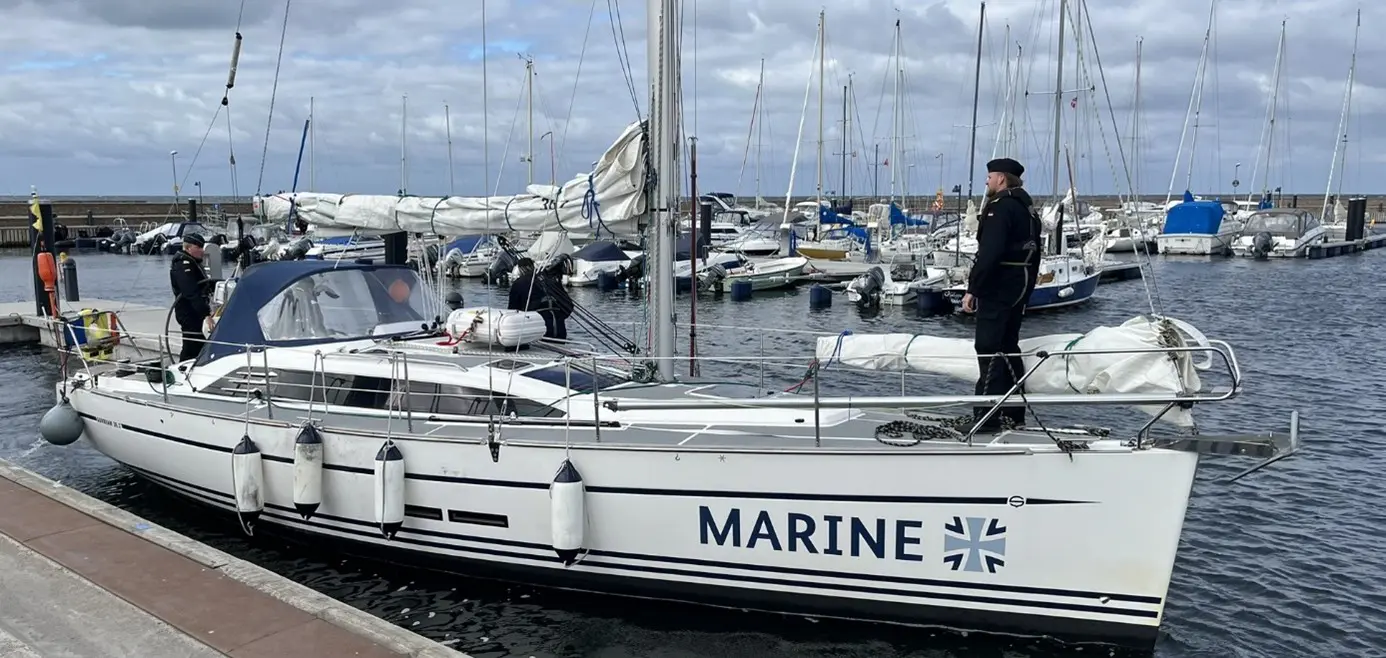 Åtta 32-fotsbåtar med besättningar i uniform är ingen vanlig syn i Skanör.