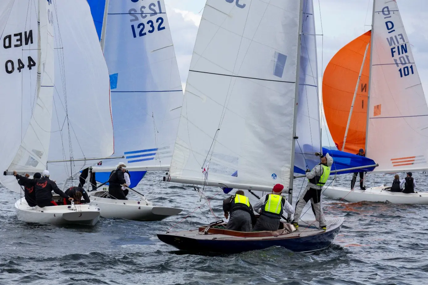 Första dagen nästan på gränsen till för hård vind. På tredje dagen gäller det att ta vara på vad som bjuds. (Foto: Max Klintman för Skanörs Båtklubb)