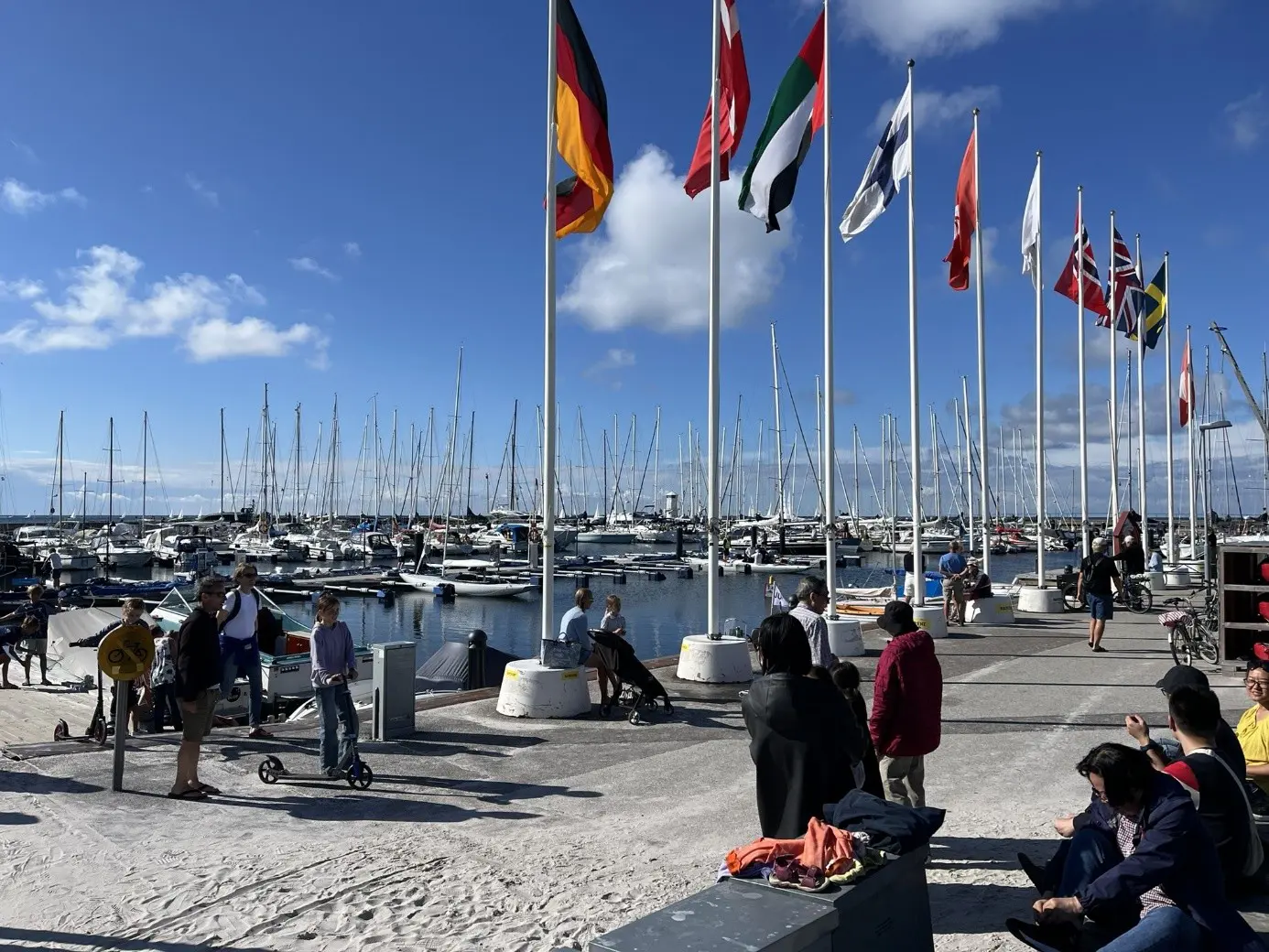 Publiken fick en solig och mindre blåsig eftermiddag än första dagen. Här väntas seglare på väg in.