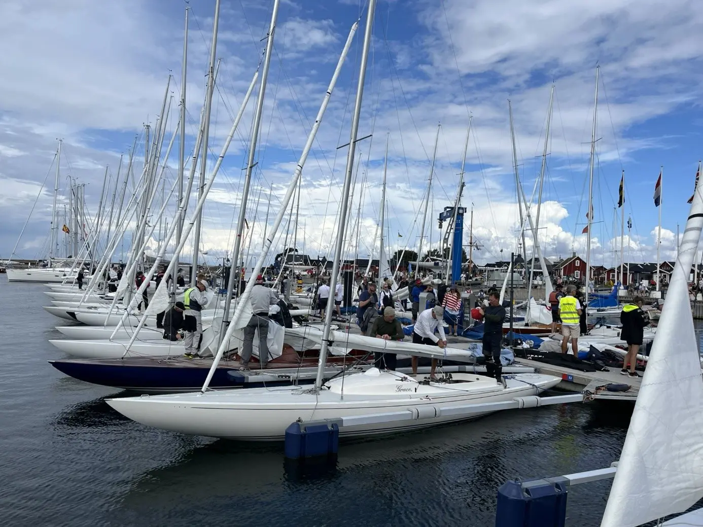Här är det bråttom. De flesta båtar ska snabbt upp och iväg. Nästa vecka är E-bryggan är E-bryggan fylld av hemmabåtar igen.