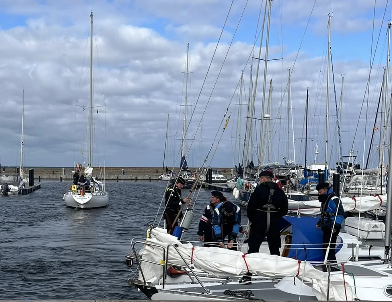 Ingen trängsel vid gästbryggan när de blivande kadetterna lämnade hamnen.