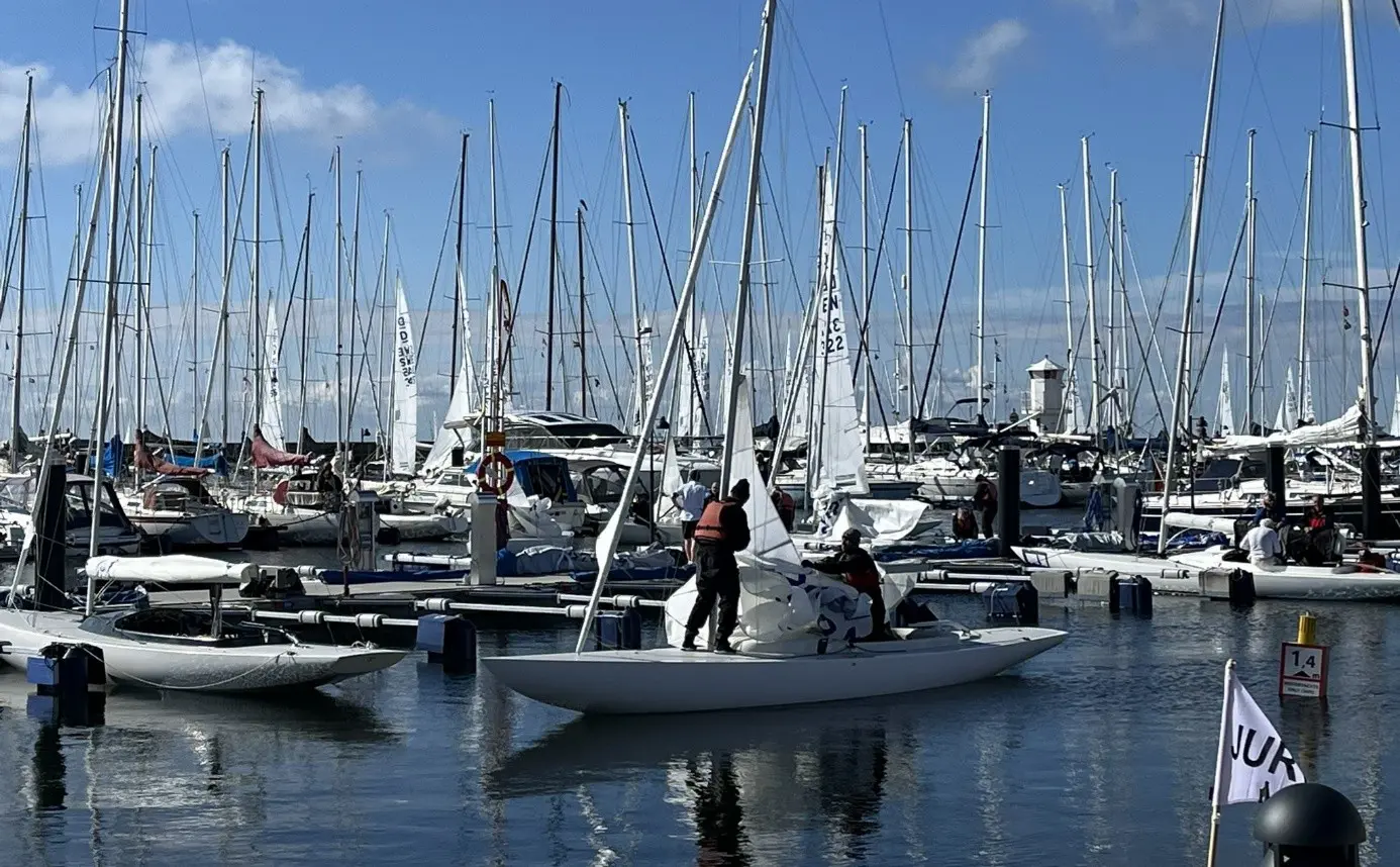 Vid bryggan efter tre race.