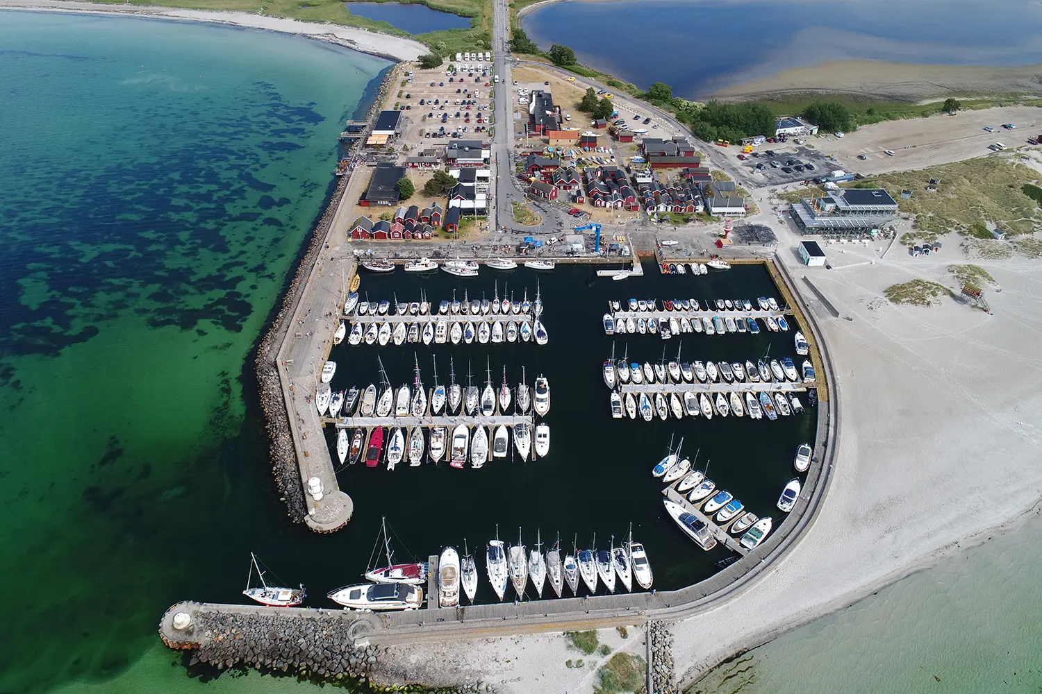 Drygt 130 fasta platser finns i Skanörs hamn efter ombyggnaden. Den 25 augusti 2025 står 99 personer i kö. Bilden är tagen av Torkel Skoglösa ett tidigare år.