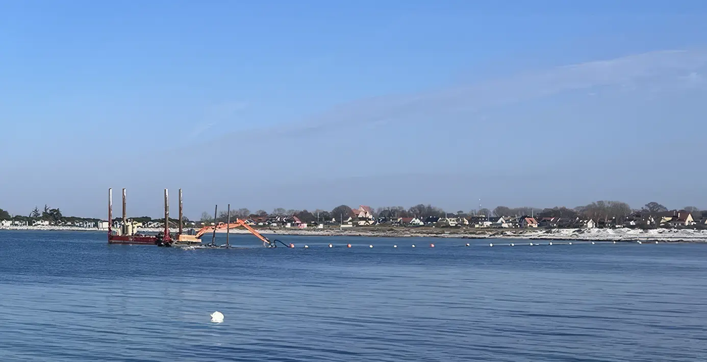 Sand pumpas upp på stranden.