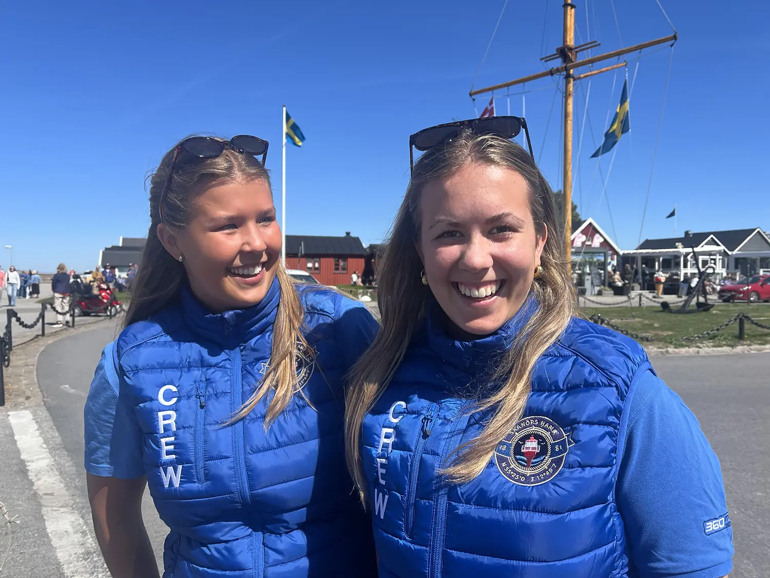 Alma Lundén och Ebba Liese i nya uniformsvestar. De gör sitt andra år som hamnvärdar.