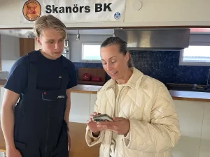 Den nya appen Klubbsegling kommer att spara mycket jobb för administratören och hjälpa alla intresserade att följa SBK:s torsdagsseglingar, men i början var det lite strul. Här får Axel Crona hjälp av Jennie Frank Bergman.