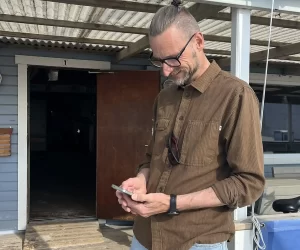 Ibland kan det strula även för en IT-specialist och långseglare. Thomas Veber kom in på startlistan i sista stund. -Jag vill vara med i gemenskapen, sa han och hoppades att det blir många som tänker så i sommar.