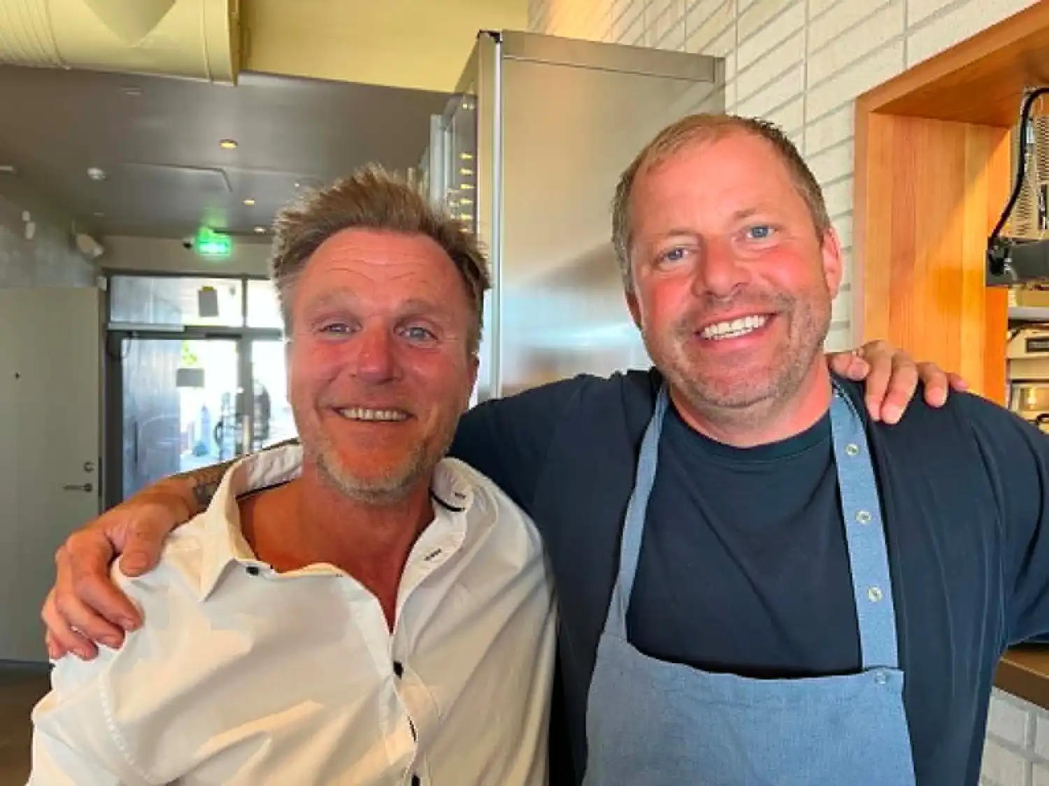 Restaurang- och barchefen Mattias Andersson och konsulten Daniel Müllern taggade som alla andra inför Badhyttens första festkväll.