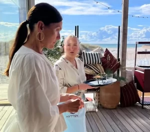Platschefen Anna Suko Karlsson har lämnat sitt lärarjobb på Skanörs skola för Badhytten. Här syns hon med en av sommarjobbarna, Agnes Walfrid.
