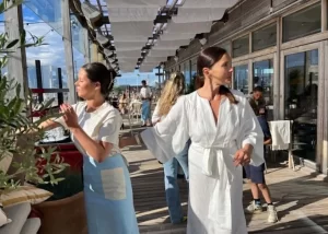 Fullt spring på terrassen, Ottilia Asso och Anna Suko Karlsson.