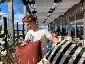 Jacob Bergdahl i staben på ett 80-tal personer som ska stå för servicen på Badhytten.