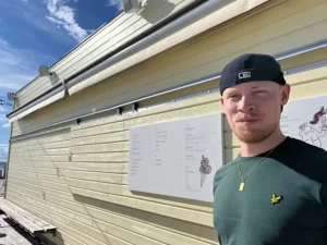 Melker Persson och hans syster Selma ska sköta Strandhytten, som boden bredvid den stora anläggningen heter. Den skulle också öppnats igår men en leverans blev försenad.