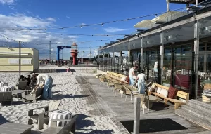 Här ska det bli beach club och fullt ös under lyktorna om sommarkvällarna.