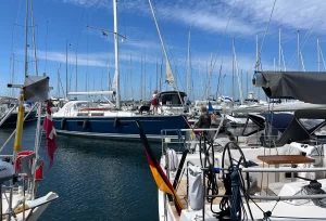 Svenskägd Hanse 485 på väg in i trängseln.