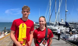 Valter Stjärnkvist och Linnéa von Dáhe´är strandvakter på kommunens uppdrag. Om två veckor får de kalla sig livräddare. Då har de tillräcklig utbildning och erfarenhet.