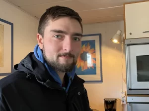 Gustaf Heister fortsätter bygga på den unga seglingen och gläder sig åt att ha ett stabilt gäng till stöd. Han började själv som 10-åring med Segla Mera-projektet.